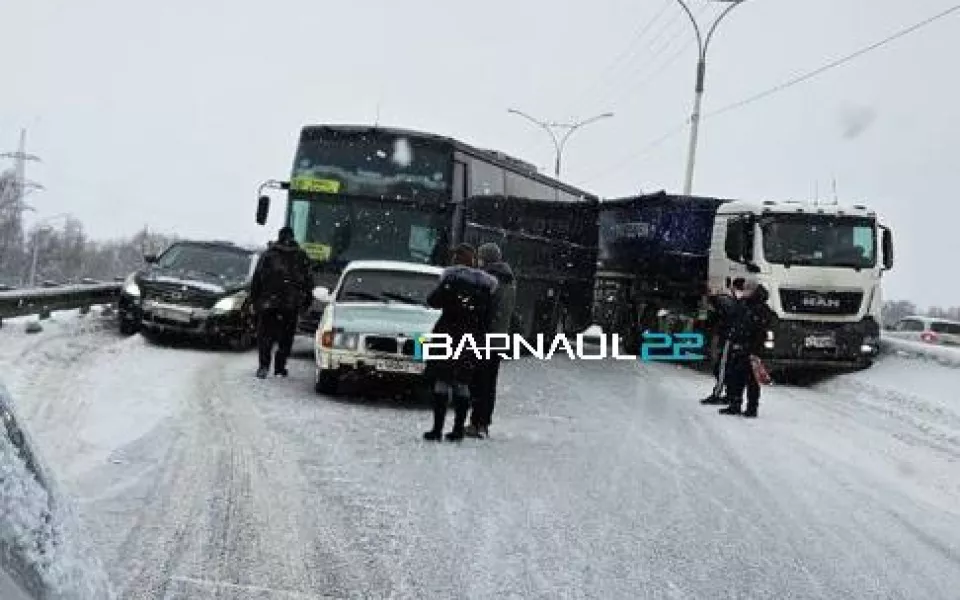 Рейсовый автобус попал в аварию на Барнаульском шоссе