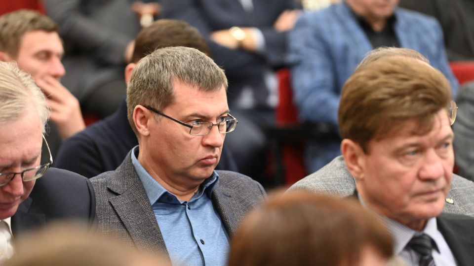 Максим Коновалов (в центре)