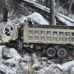 Слетел с обрыва: водитель грузовика погиб в страшном ДТП в Республике Алтай
