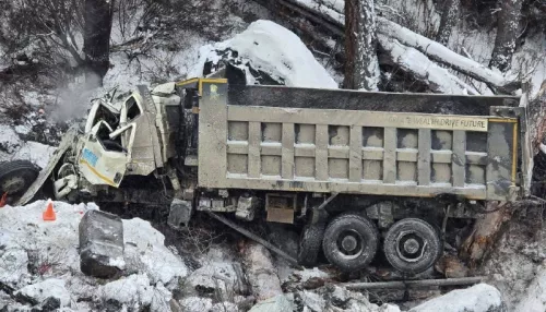Слетел с обрыва: водитель грузовика погиб в страшном ДТП в Республике Алтай
