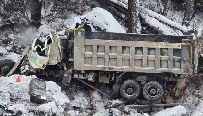 Слетел с обрыва: водитель грузовика погиб в страшном ДТП в Республике Алтай