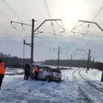Поезд снес Honda на переезде в Алтайском крае – два человека погибли