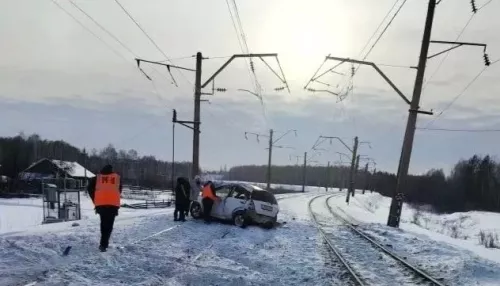 Поезд снес Honda на переезде в Алтайском крае – два человека погибли