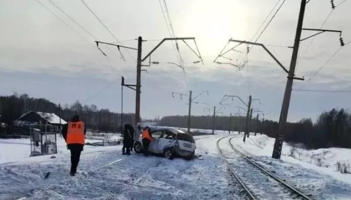 Поезд снес Honda на переезде в Алтайском крае – два человека погибли