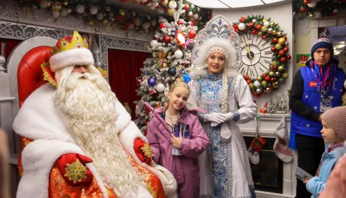 Предновогодняя сказка: как в Барнауле встречали поезд Деда Мороза. Фото