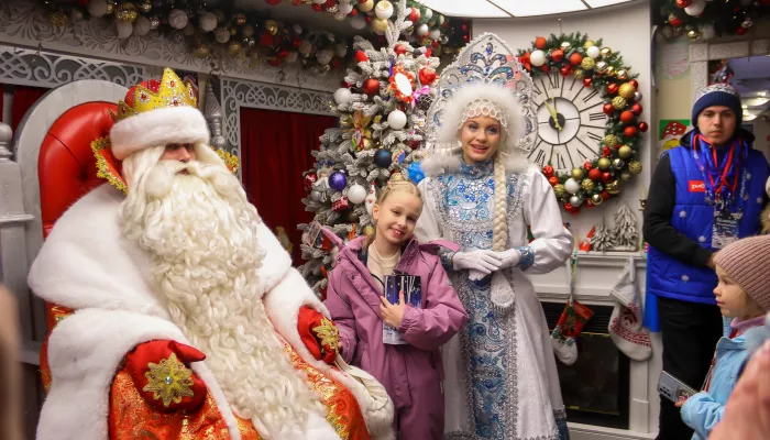 Предновогодняя сказка: как в Барнауле встречали поезд Деда Мороза. Фото