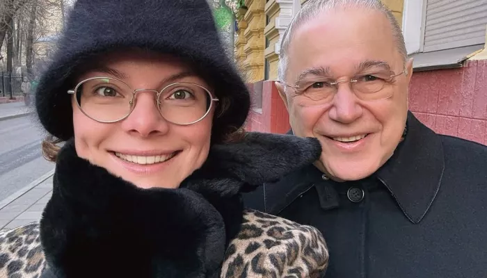 Дочь Евгения Петросяна и Татьяны Брухуновой дебютировала на своей первой елке. Фото