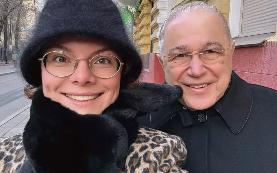 Дочь Евгения Петросяна и Татьяны Брухуновой дебютировала на своей первой елке. Фото