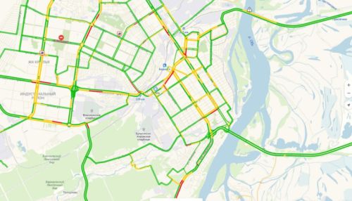 Кирпич и ДТП осложнили дорожную обстановку в Барнауле утром 3 июня
