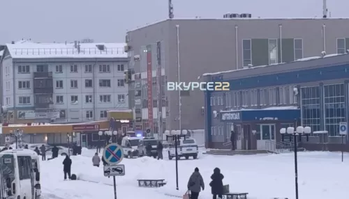 К зданию бийского автовокзала съехались машины правоохранителей