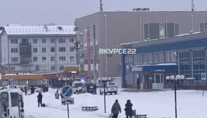 К зданию бийского автовокзала съехались машины правоохранителей