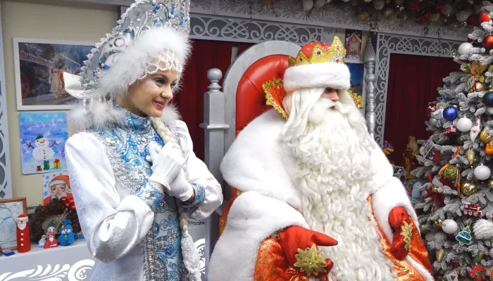 Поезд Деда Мороза из Великого Устюга встретили в Барнауле: как это было