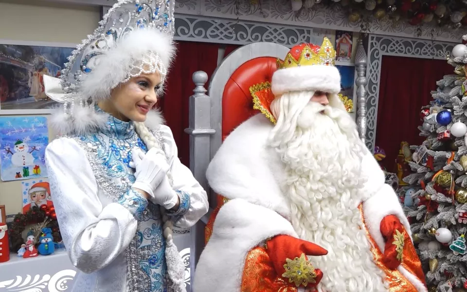 Поезд Деда Мороза из Великого Устюга встретили в Барнауле: как это было