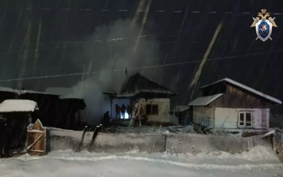 Тело женщины нашли на веранде дома: что известно о крупном пожаре в Горном Алтае