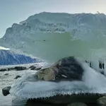 Застывшее мгновение: на Алтае запечатлели ледяную архитектуру Телецкого озера. Фото