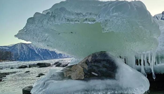 Застывшее мгновение: на Алтае запечатлели ледяную архитектуру Телецкого озера. Фото
