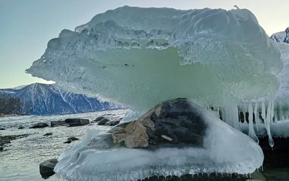 Застывшее мгновение: на Алтае запечатлели ледяную архитектуру Телецкого озера. Фото