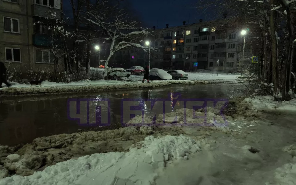 Коммунальная авария затопила несколько улиц в Бийске