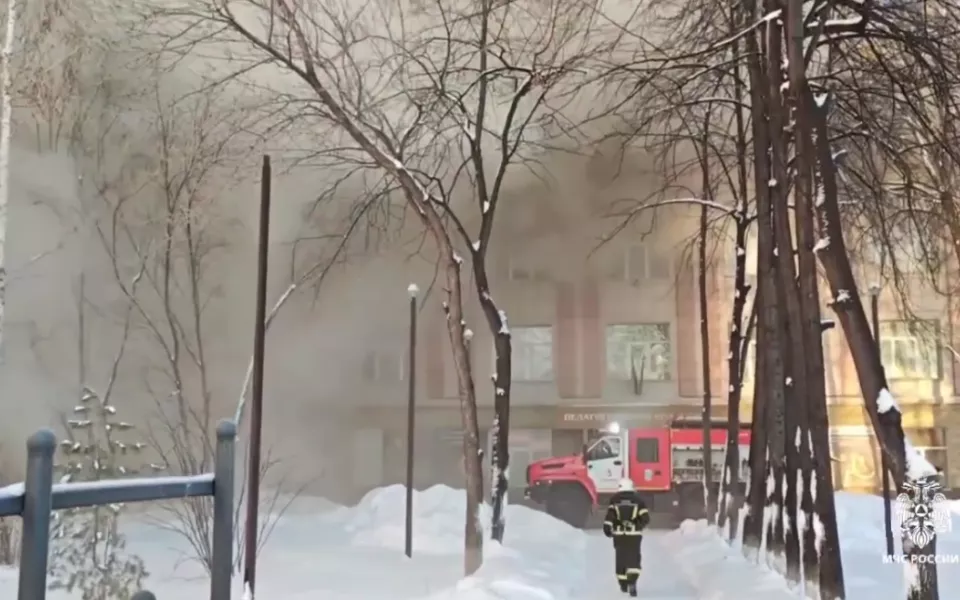 В Новосибирске горит педагогический колледж. Фото и видео