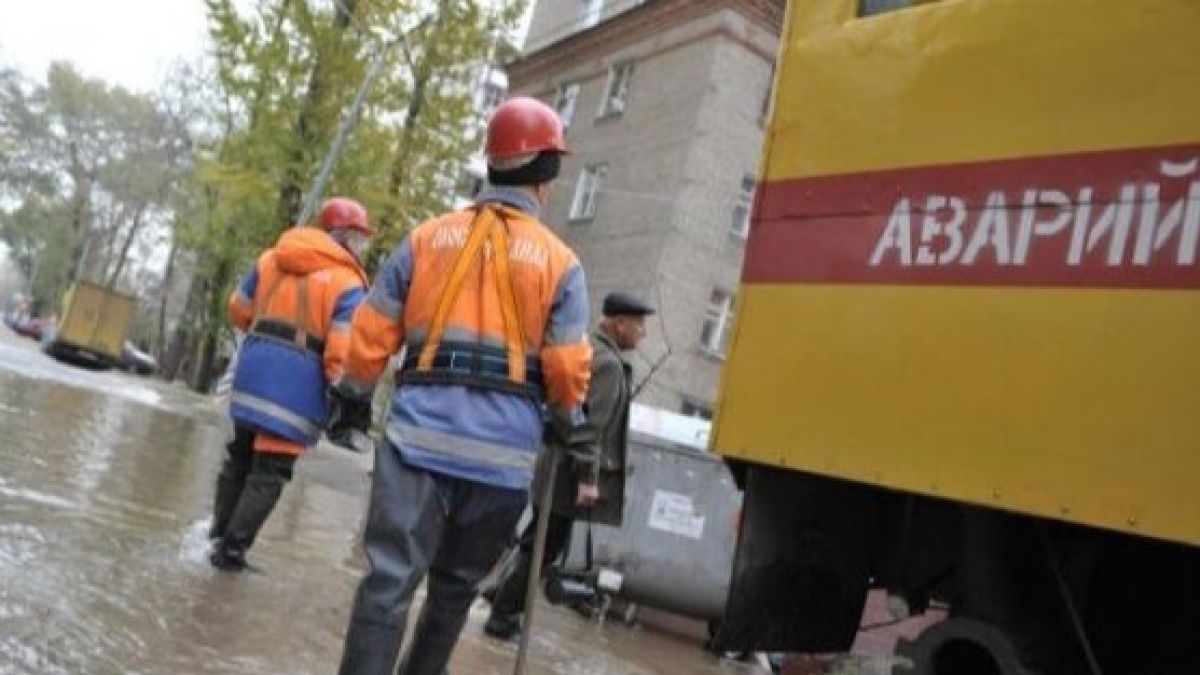 Коммунальную аварию на Потоке в Барнауле планируют устранить до конца дня