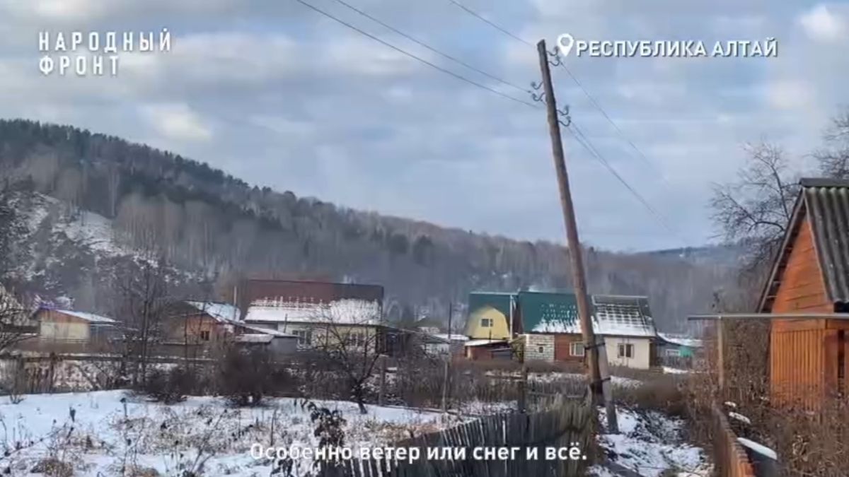 Покосившийся столб ЛЭП в селе Кызыл-Озек