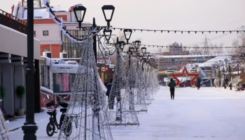 В Барнауле готовят новогодний городок к праздникам и украшают улицы. Фото