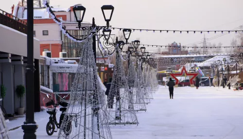 В Барнауле готовят новогодний городок к праздникам и украшают улицы. Фото