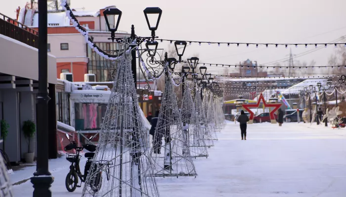 В Барнауле готовят новогодний городок к праздникам и украшают улицы. Фото