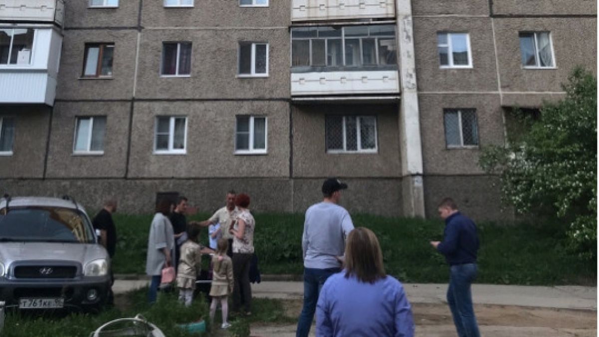 Девочка погибла при падении смесителя из окна жилого дома на Урале 
