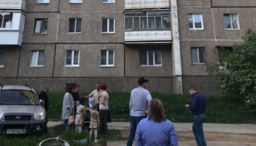 Девочка погибла при падении смесителя из окна жилого дома на Урале