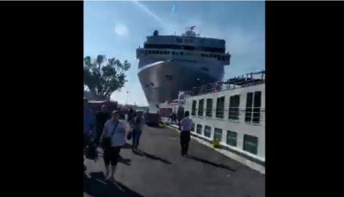 Круизный лайнер протаранил прогулочное судно в Венеции