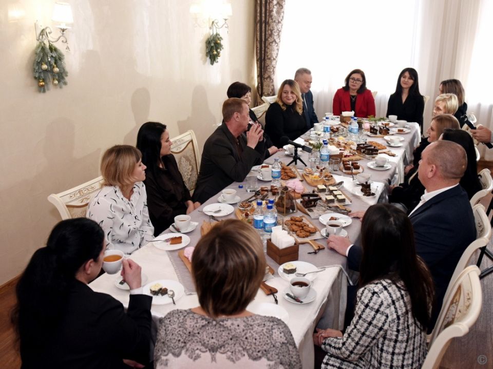 Глава Барнаула Вячеслав Франк встретился с женами погибших участников СВО в День Героев Отечества