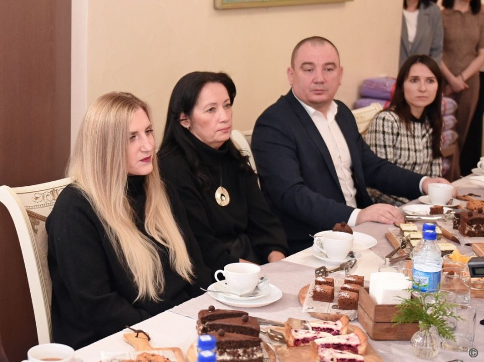 Глава Барнаула Вячеслав Франк встретился с женами погибших участников СВО в День Героев Отечества