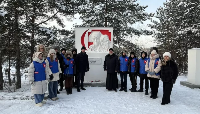 В Барнауле возложили цветы к памятным местам в День Героев Отечества