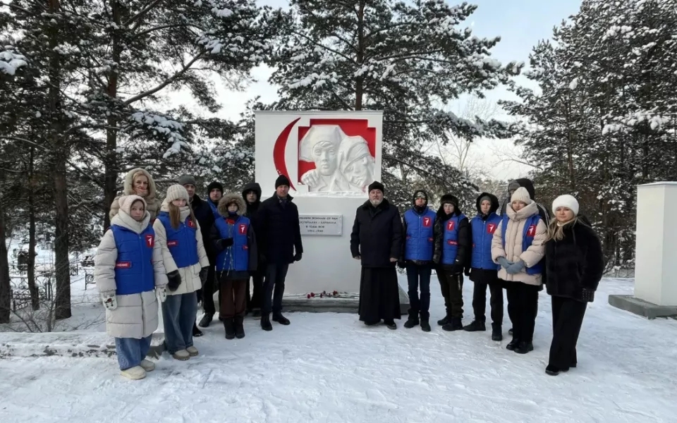 В Барнауле возложили цветы к памятным местам в День Героев Отечества