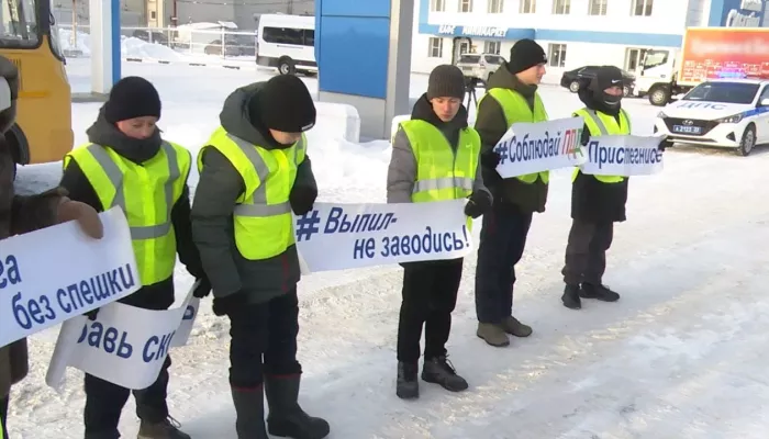 Алтайские дорожники и юные инспекторы устроили необычную акцию для водителей