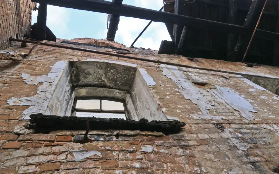 Небо в головешках: каким был универмаг Сухова после новогоднего пожара в Барнауле