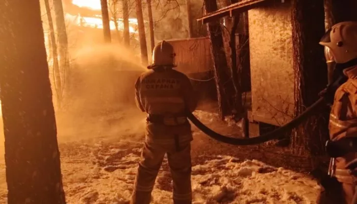 Ночной пожар уничтожил кафе на базе отдыха в Республике Алтай