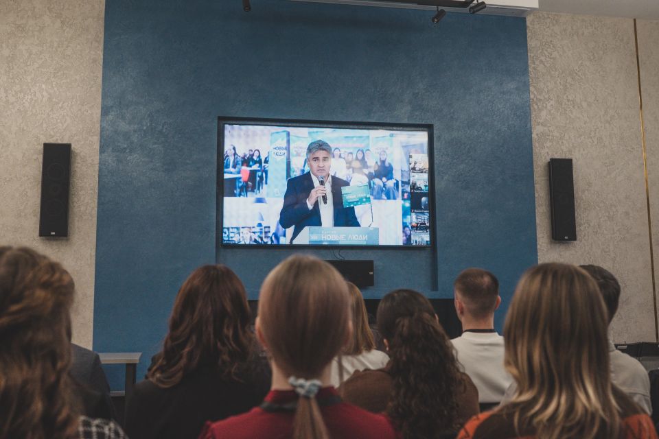 Партия "Новые люди" совместно с Корпорацией МСП провели Всероссийский телемост "Архитекторы технологического будущего России"