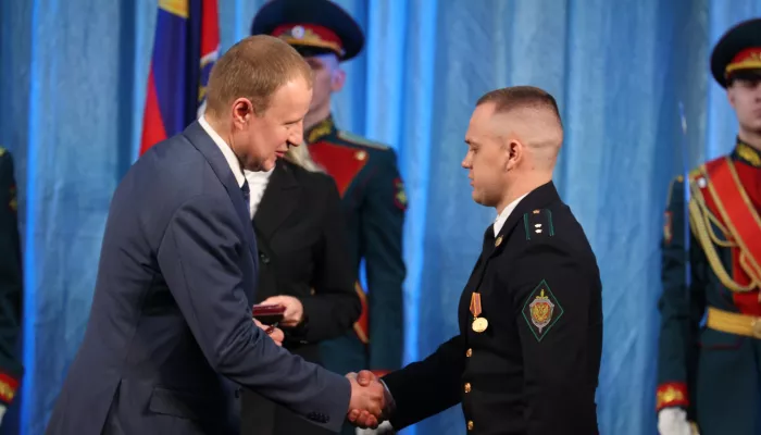 Живая память: в Барнауле отметили День Героев Отечества