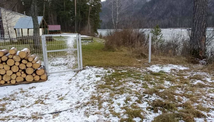 В Республике Алтай демонтировали незаконный забор на берегу Катуни