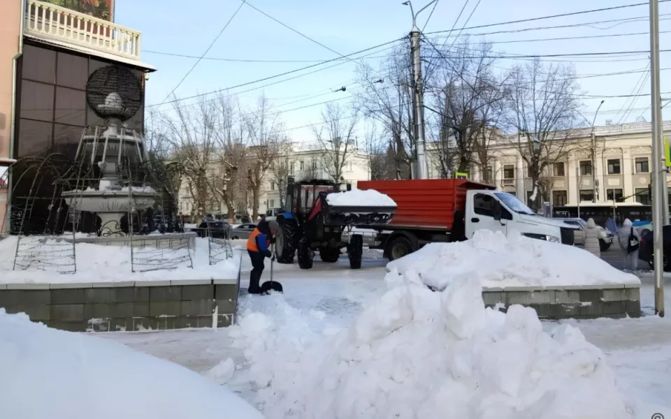 Город расчищают без пауз: как Барнаул приводят в порядок после снежных выходных