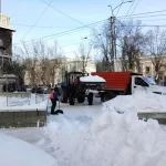 С барнаульских улиц вывозят снег и обрабатывают дороги от гололеда
