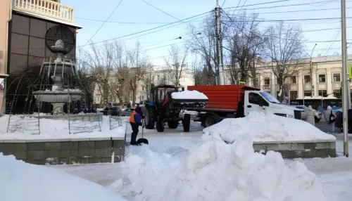 С барнаульских улиц вывозят снег и обрабатывают дороги от гололеда