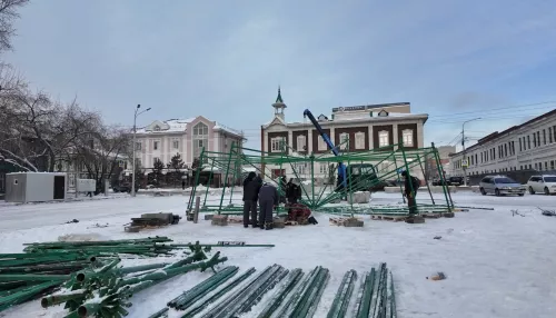 В Барнауле продолжают возводить новогодний городок: что уже установили
