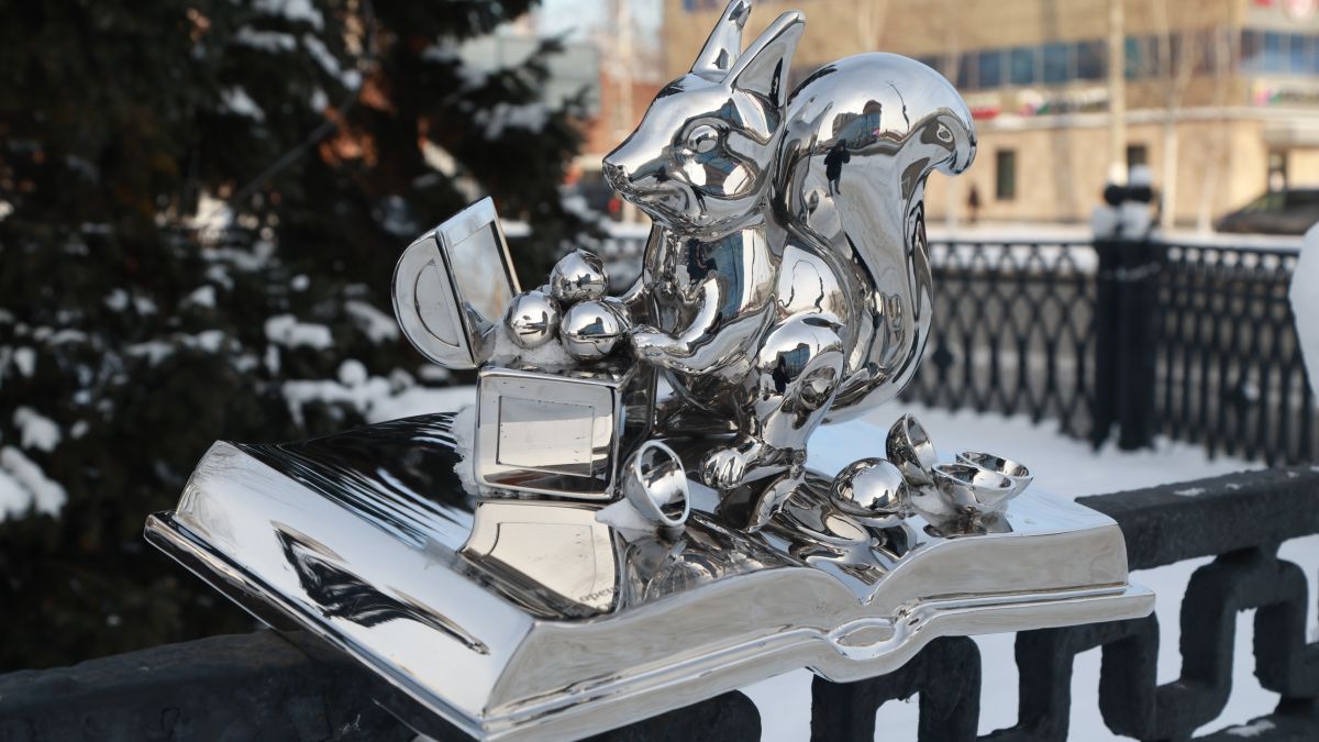 Арт-объекты с литературными цитатами в центре Барнаула. Декабрь 2025 года