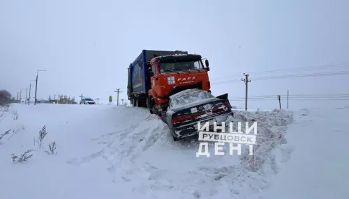 Женщина пострадала в лобовом ДТП с мусоровозом в Алтайском крае