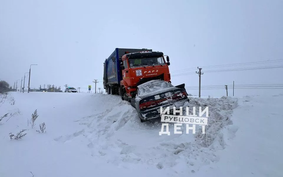 Женщина пострадала в лобовом ДТП с мусоровозом в Алтайском крае