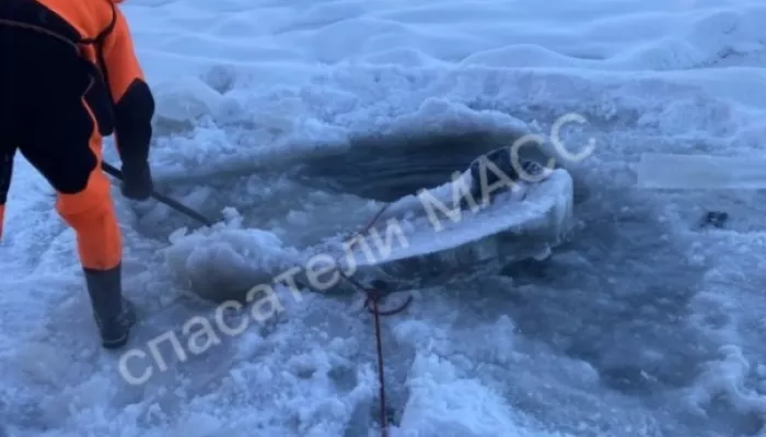 Вмерзшее в лед тело мужчины нашли на новосибирской реке. Фото