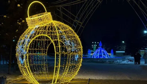 Новые праздничные арт-объекты украсили улицы Бийска